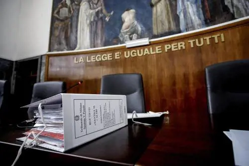 Gli abusi degli sconosciuti, le botte e il lavoro incinta: scatta il maxi risarcimento all’ex moglie