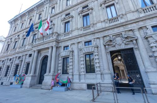 Le opposizioni: "Il Pd si assuma le sue responsabilità". La Russa: "Giunta inadeguata"