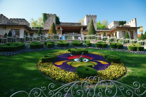 Gardaland celebra 50 anni con una notte di musica e magia