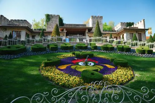 Gardaland celebra 50 anni con una notte di musica e magia