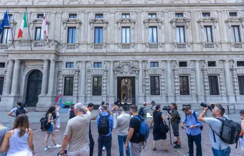 Il Pd al governo: "Ci lasci alzare l'addizionale Irpef"