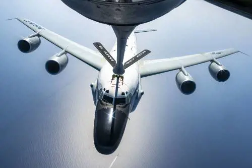Rc-135 Rivet Joint in volo: la mossa a tenaglia della Nato sulla Russia