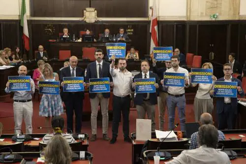Protesta in consiglio e Giunta in bilico. I legali a Tancredi: "Valuta il passo indietro"