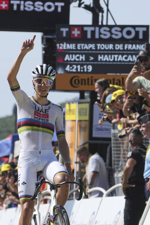 L'emozione di quel dito alzato verso il cielo. Pogacar dedica la vittoria a Samuele