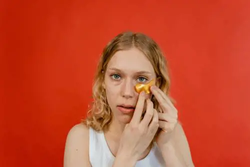 Occhiaie, perché aumentano d'estate. Le creme per coprirle