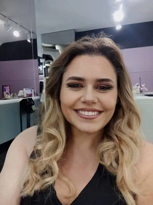 L'auto, il corpo e la borsa. Il mistero di Erika morta e l'incontro con un uomo