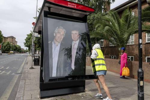 "La lettera oscena di Trump a Epstein". Donald fa causa: "Pubblicate tutto"