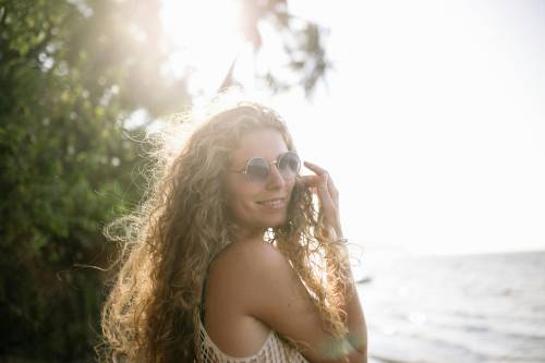 Capelli, come trattarli al mare: 5 errori più comuni che facciamo