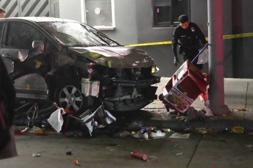 Auto sulla folla a Los Angeles, 31 feriti