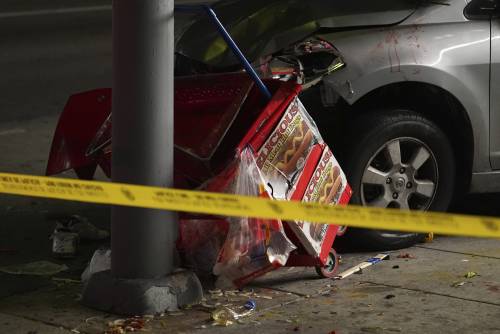 Auto sulla folla a Los Angeles