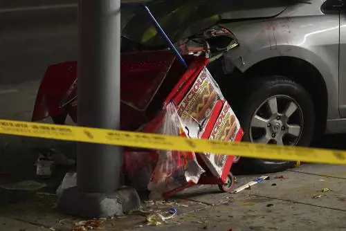 Auto sulla folla a Los Angeles