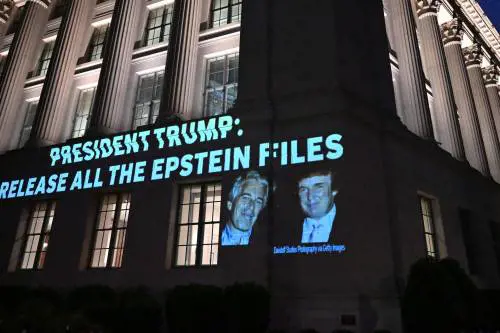 Lettera a Epstein, Trump chiede 10 miliardi di danni al Wsj. La replica: "Lavoro accurato"