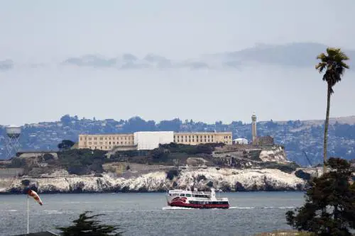 "Ospiterà i criminali più spietati d'America". Il piano da 152 milioni di Trump per riaprire Alcatraz