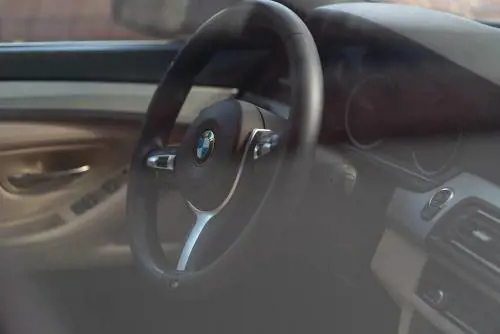 Bari, bimbo di due anni chiuso in auto sotto il sole: i passanti rompono i vetri per salvarlo