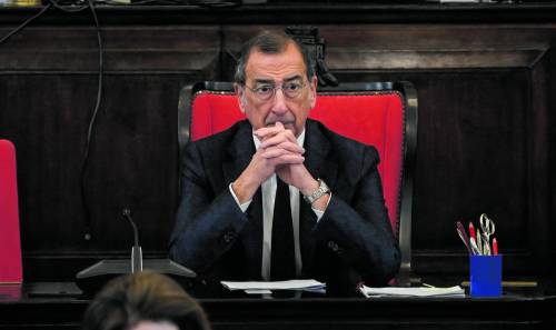 Sala si chiude nel silenzio e pensa alle dimissioni