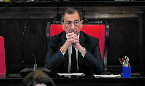 Sala si chiude nel silenzio e pensa alle dimissioni
