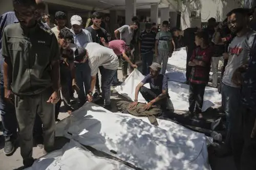 Gaza, raid sui civili in attesa di ricevere aiuti umanitari. Il Papa: "Basta barbarie"