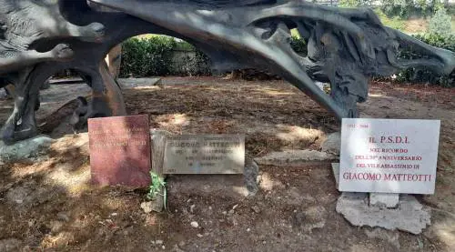Sfregiata la lapide a Matteotti