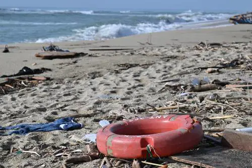 Cutro, rinviati a giudizio sei militari per il naufragio del 2023