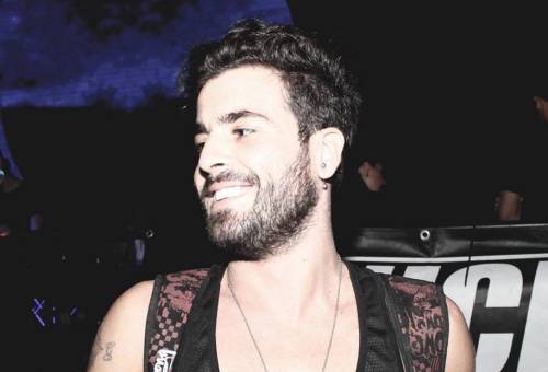 La festa in casa e la lite con gli agenti. Il padre del dj morto a Ibiza: "Lo hanno ucciso"