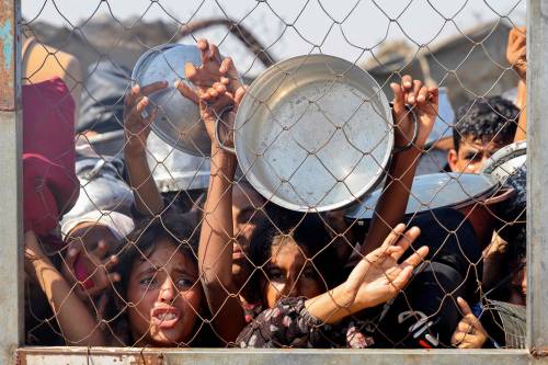 L'Ue: "Basta uccidere chi attende gli aiuti". Israele:" È Hamas che fa fuoco sui civili"