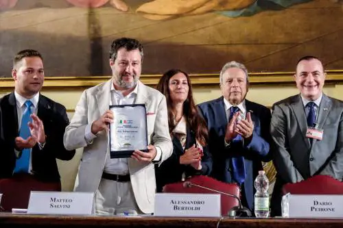 Premio a Salvini "amico del popolo ebraico". Ma la sinistra va in tilt e protesta: "Orribile"