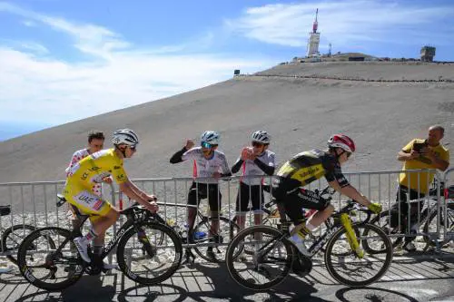 Ombra gialla sul Mont Ventoux. Pogacar "pedina" Vingegaard
