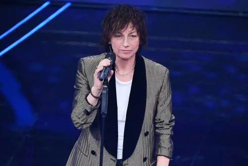 Incidente sul palco per Gianna Nannini: come si è rotta il braccio