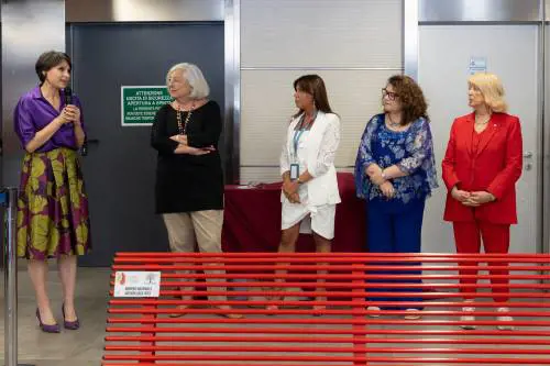 Linate, due panchine rosse contro la violenza sulle donne