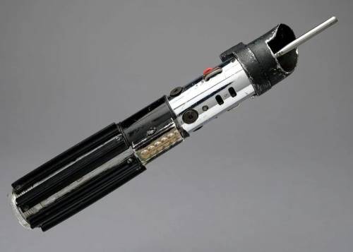 Guerre Stellari, all'asta la spada di Darth Vader usata sul set: fan pronti a darsi battaglia, la cifra folle