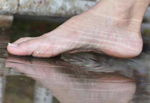 Talloni screpolati, cause e rimedi utili per piedi da spiaggia 