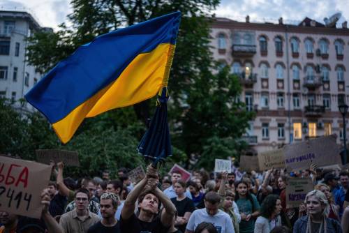 Lotta alla corruzione. Pressing di Ue e G7 e proteste in piazza. Dietrofront Zelensky