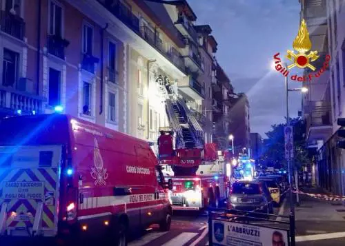 Incendio in un palazzo, trovato un cadavere. È di un 60enne ucciso prima a coltellate