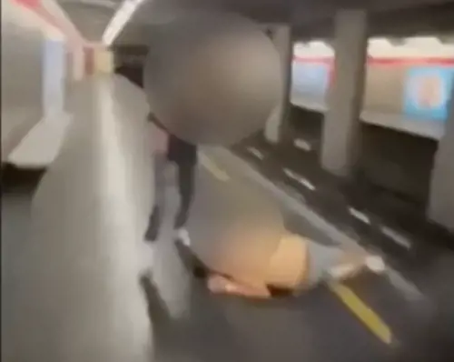 Milano, violenza in metropolitana: picchiato per una maglietta, la scena ripresa e diffusa online
