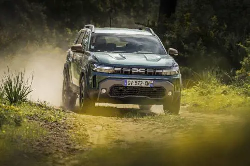 Dacia Duster Hybrid 2025, consumi da citycar per un SUV da famiglia