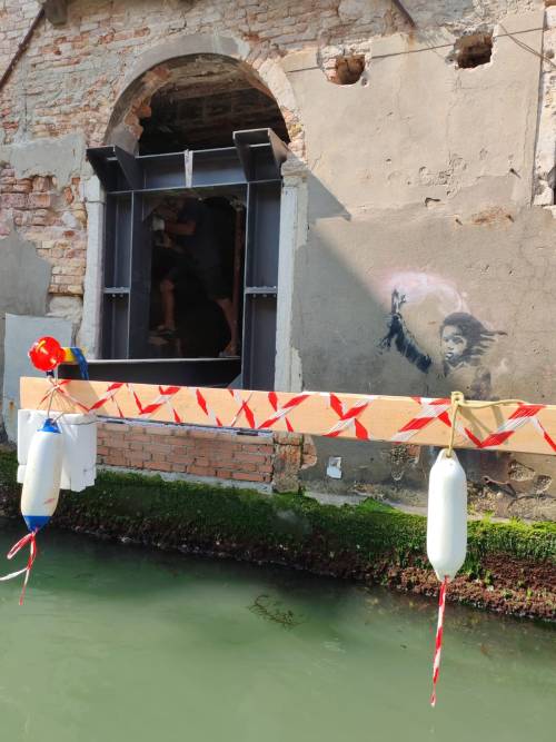 The Migrant Child di Banksy