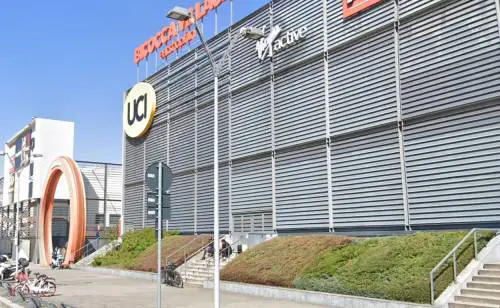 Milano, paura per due adolescenti: rapinati e lasciati in mutande davanti al Bicocca Village