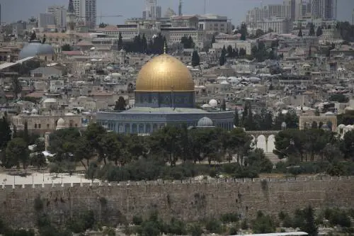 Le Idf ricevono il corpo di un ostaggio dalla Croce Rossa. Coloni israeliani assaltano la moschea Al-Aqsa
