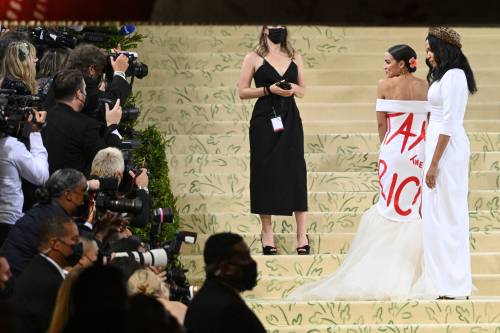 "Tax the Rich" al Met Gala. Il Congresso richiama Alexandria Ocasio-Cortez: "Regali non consentiti"