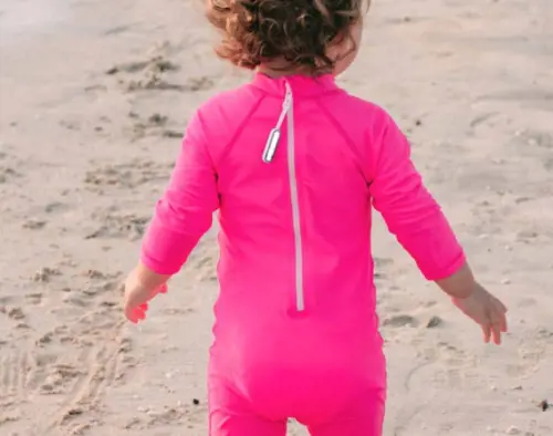 Niente piscina per un bimbo in acqua con tutina integrale: "Motivi sanitari, non religiosi". Bufera sui social