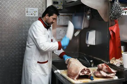 A Bologna il Comune introduce la dieta halal nelle scuole e scoppia la polemica