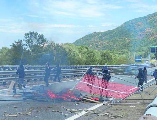 La guerriglia dei No Tav. Autostrada bloccata e scontri con gli agenti. Meloni: "Vergognoso"