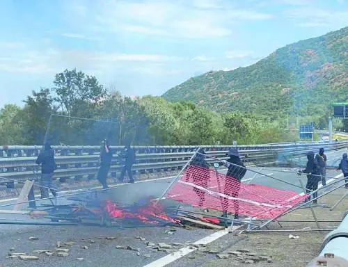 La guerriglia dei No Tav. Autostrada bloccata e scontri con gli agenti. Meloni: "Vergognoso"