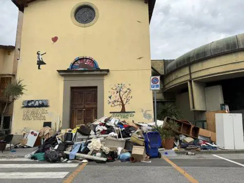 L'esterno della chiesa di Vicofaro nei giorni scorsi