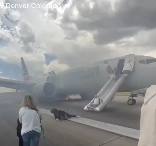 Il fumo, poi l'evacuazione: terrore a bordo di un Boeing dell'American Airlines