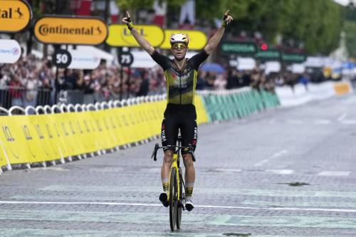 Tour de France, beffa finale per Pogacar: Van Aert lo stacca in salita e vince la tappa di Parigi