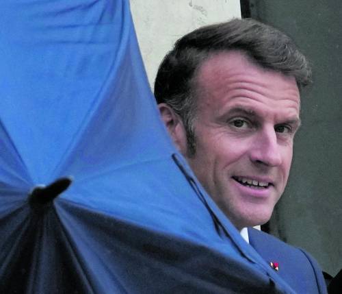 Macron viaggia su un'auto "italiana". Ma nei sondaggi va sempre più lento