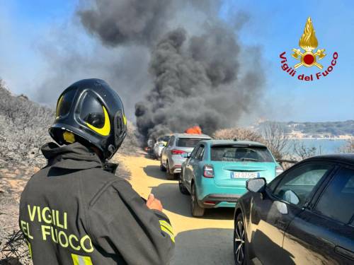 Fiamme a Villasimius, bagnanti salvati via mare