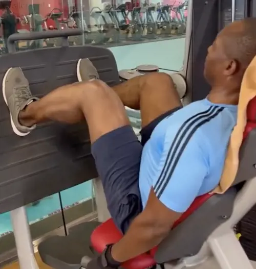 Soumahoro come Toninelli: si allena in palestra con la musica di Ghali