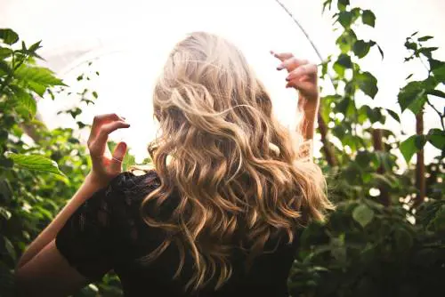 Capelli mossi effetto onde del mare, a chi stanno bene e come farli